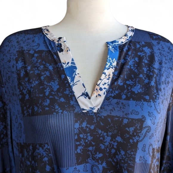 Lily by Firmiana | Blue Floral V-Neck Long Sleeve Tunic - Picture 4 of 9
